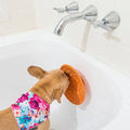 Licki Mat Splash slikkemåtte i badekar med hund