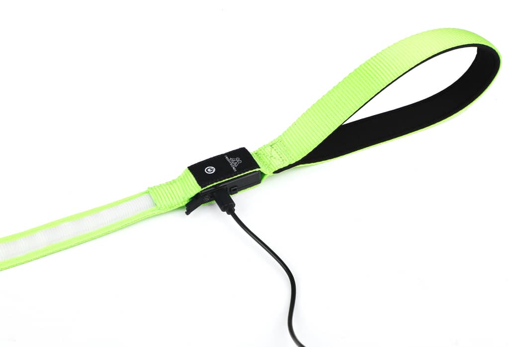 Hundesnor med LED lys i farven grøn med opladerstik