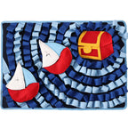 Snusemåtte til hunde i blå som forestiller havet med skibe og skattekiste