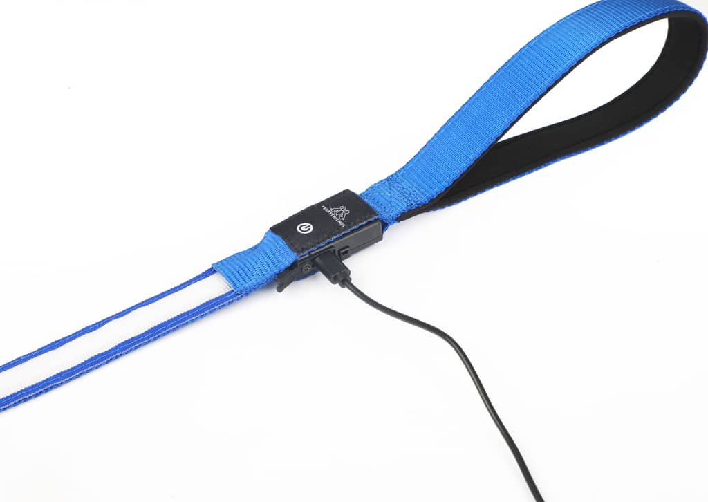 Hundesnor med LED lys i farven blå med opladerstik