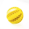 Tandrensende godbidsbold i farven gul