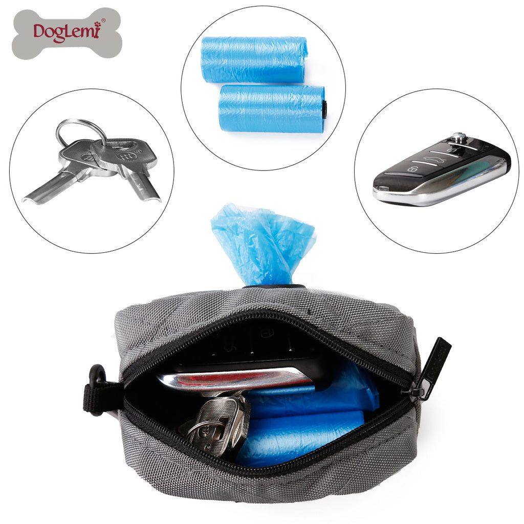 hundeposeholder i grå med nøgler, hundeposer og bilnøgler