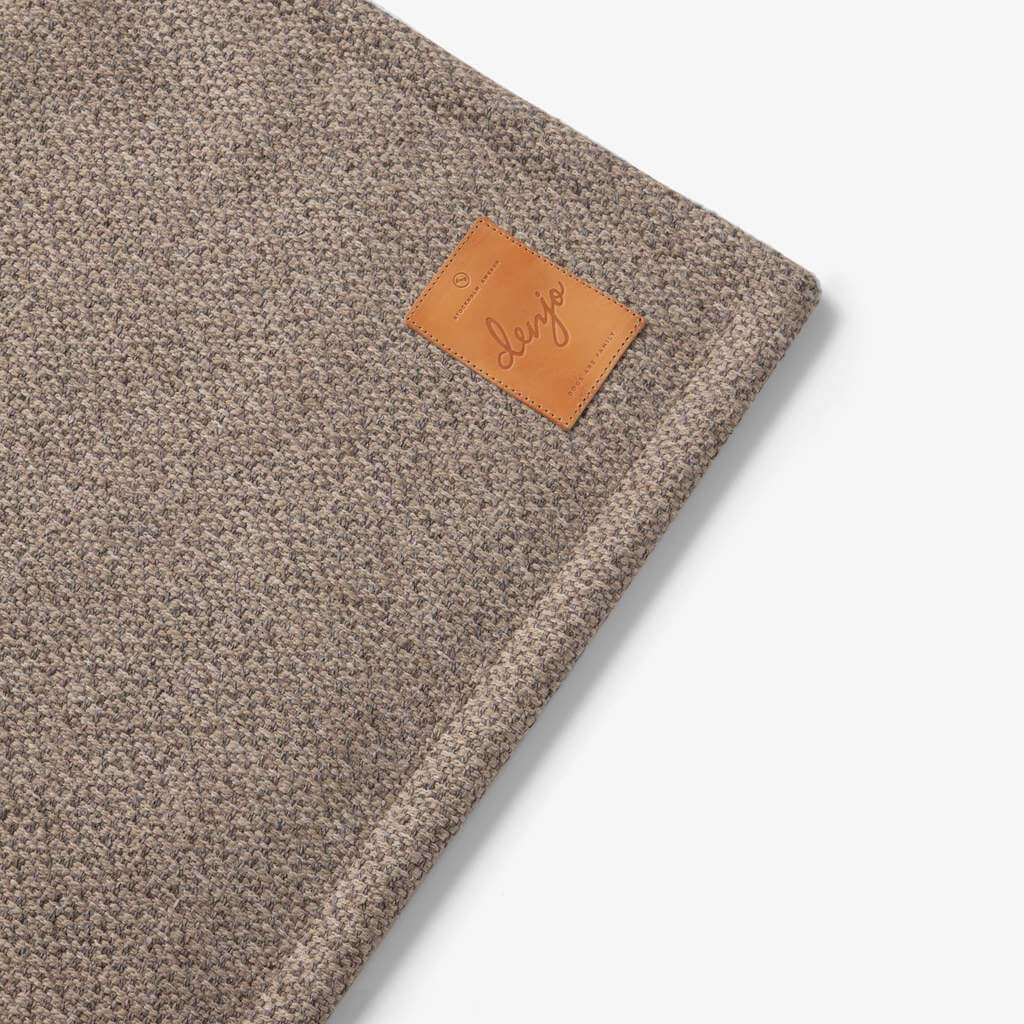 Denjo Dogs Rejsetæppe Snuggle Greige med læderdetalje denjo dogs mærke på tæppe