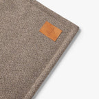 Denjo Dogs Rejsetæppe Snuggle Greige med læderdetalje denjo dogs mærke på tæppe