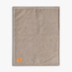 Denjo Dogs Rejsetæppe Snuggle Greige med læderdetalje forside af tæppe