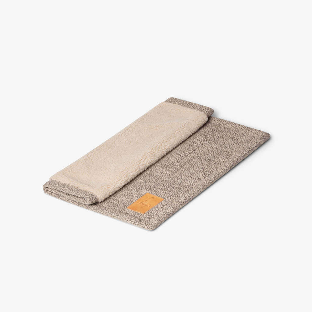 Denjo Dogs Rejsetæppe Snuggle Greige med læderdetalje halvt sammenrullet